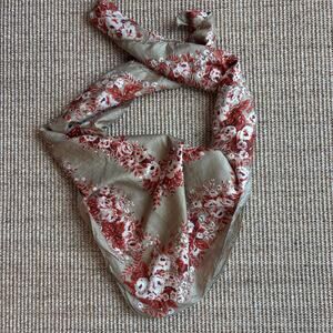 🌹 Vintage | One Size | Taupe Floral Silk Square Scarf📏 One Size —  36" x 36"